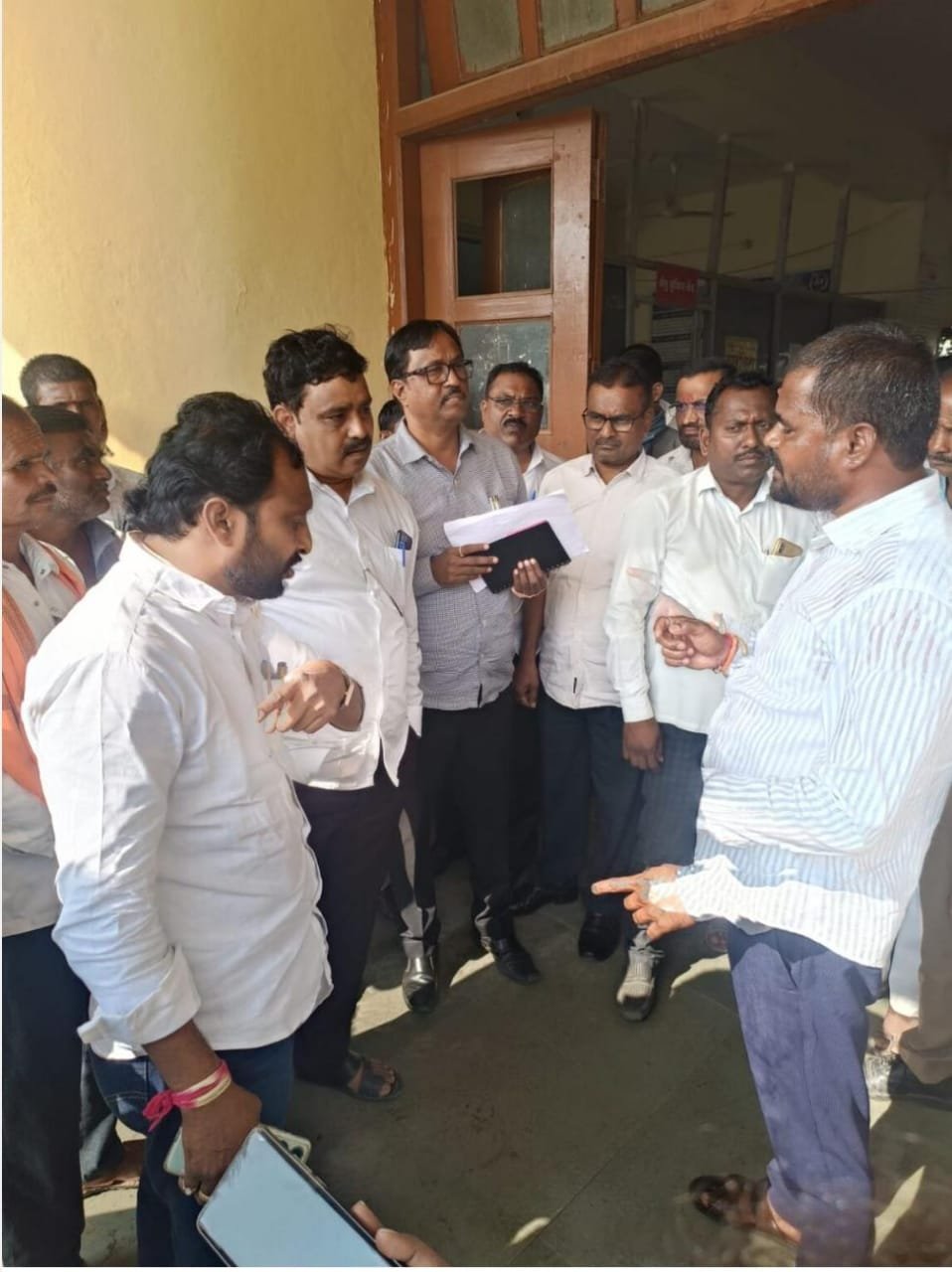 रस्त्यासाठी युवकाचा गंगापूर तहसील कार्यालयात आत्मदहनाचा प्रयत्न !