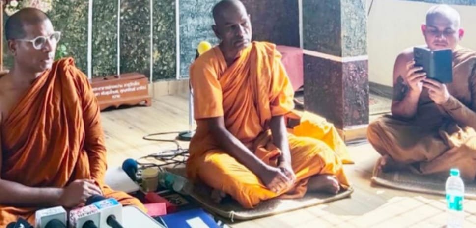 भन्ते धम्मरुप थेरो यांच्या अंत्यविधी प्रकरणी भंते अभयपुत्त यांच्यासह ५ भन्ते आणि ८० ते १०० बौध्द उपासकांवर पोलिसांनी केले गुन्हे दाखल !