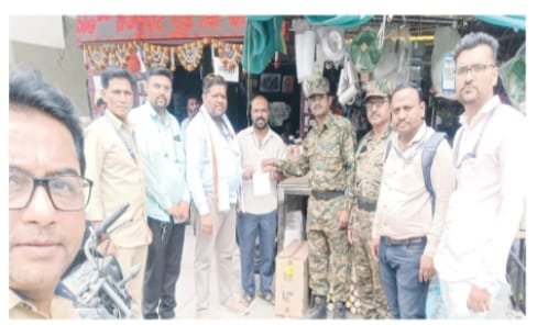 प्लास्टिकचा सर्रास वापर बांधकाम कचरा रस्त्यावर