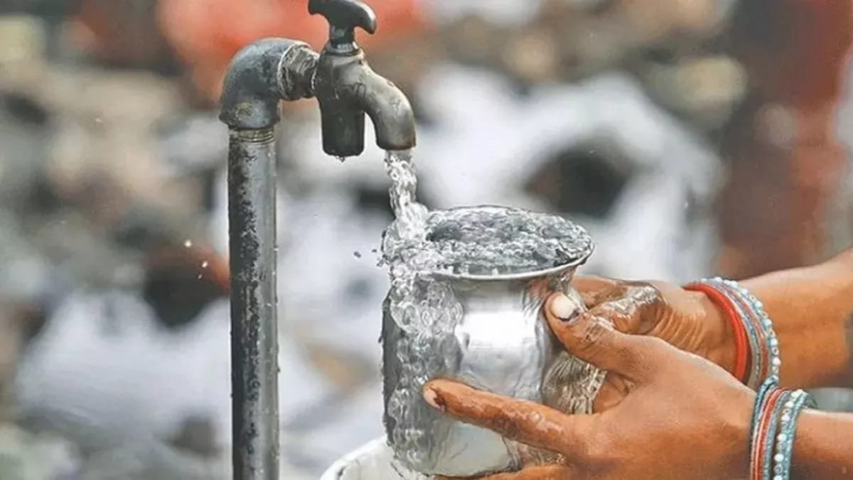 झोपडपट्टीतील संतप्त महिलांनी काढला हंडा मोर्चा