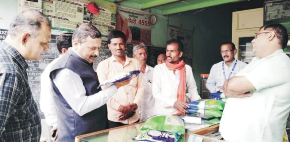 जिल्हाधिकाऱ्यांनी केली कृषी केंद्राची तपासणी!