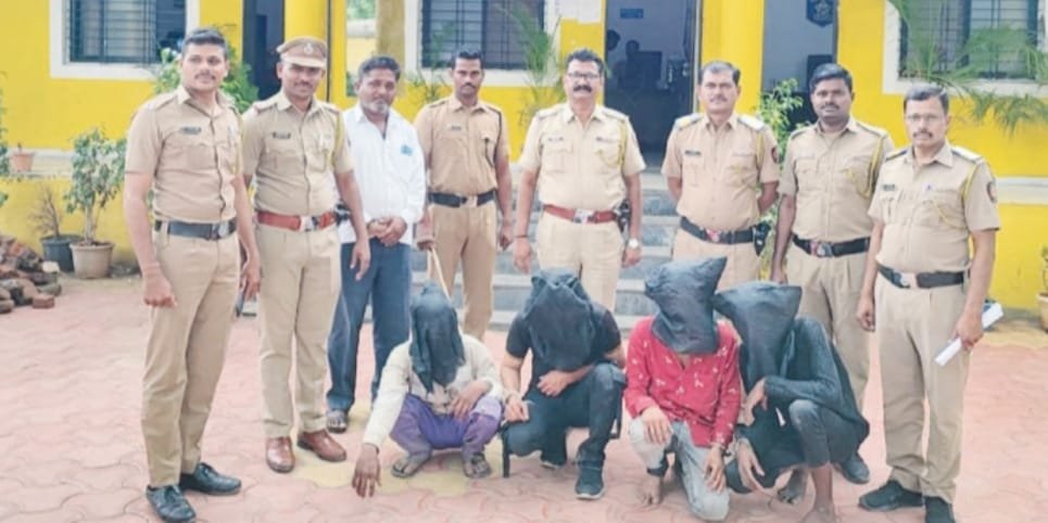 पोलिसांनी ग्रामस्थांच्या मदतीने चार दरोडेखोरांना पकडले
