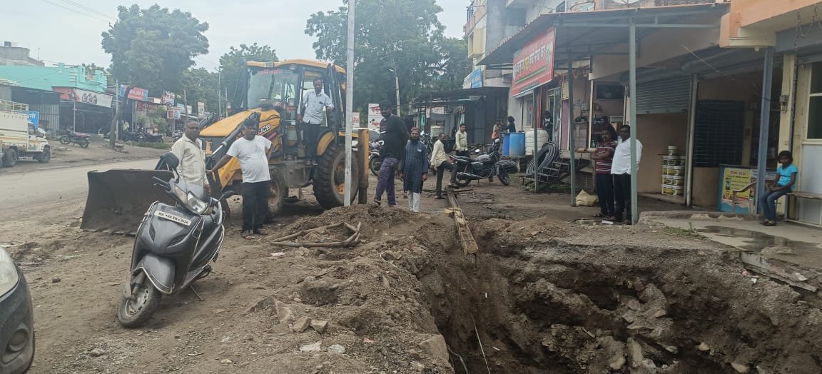 लासुर स्टेशन येथील महावितरणाचा पुन्हा भोंगळ कारभार पुन्हा चव्हाट्यावर,विना परवानगी लाईन पोल शिफ्टिंग चे काम ग्राहक नाहक 5 साडे पाच तास वेठीस