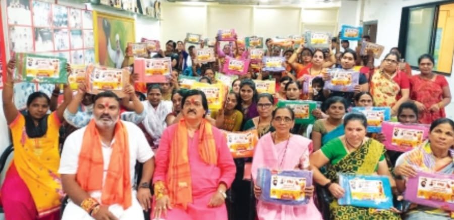 लाडक्या बहिणींनी बांधल्या लाडक्या भावाला राख्या.आमदार प्रदीप जैस्वाल यांचे महिलांकडून औक्षण