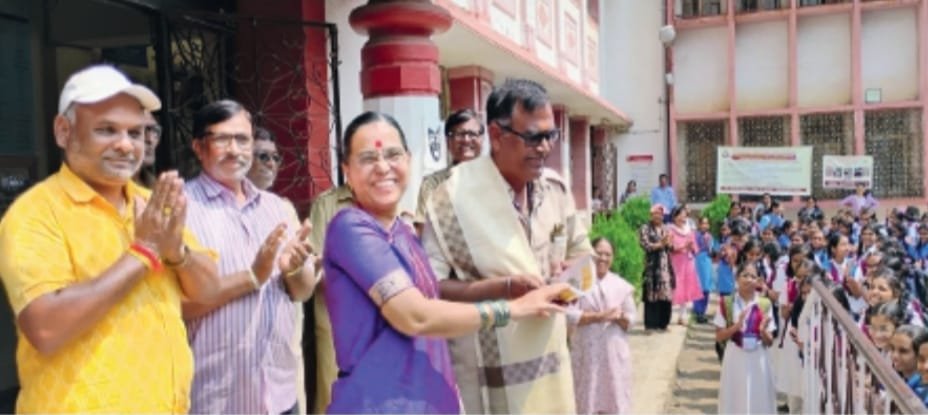 रिक्षा चालकाच्या मदतीने वाचले विद्यार्थिनींचे प्राण
