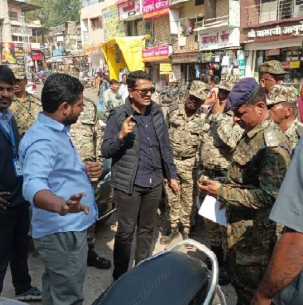 दिवाळीच्या पार्श्वभूमीवर मुख्य बाजार पेठेतील दुकानदारांना सक्त ताकीद