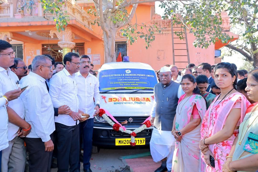 निधोना गावातील भूमिपुत्र सुनील गाडेकर यांनी गावासाठी रुग्णवाहिका भेट दिली. या रुग्णवाहिकेचे लोकार्पण राजस्थानचे राज्यपाल हरिभाऊ बागडे यांच्या हस्ते शनिवारी करण्यात आले !