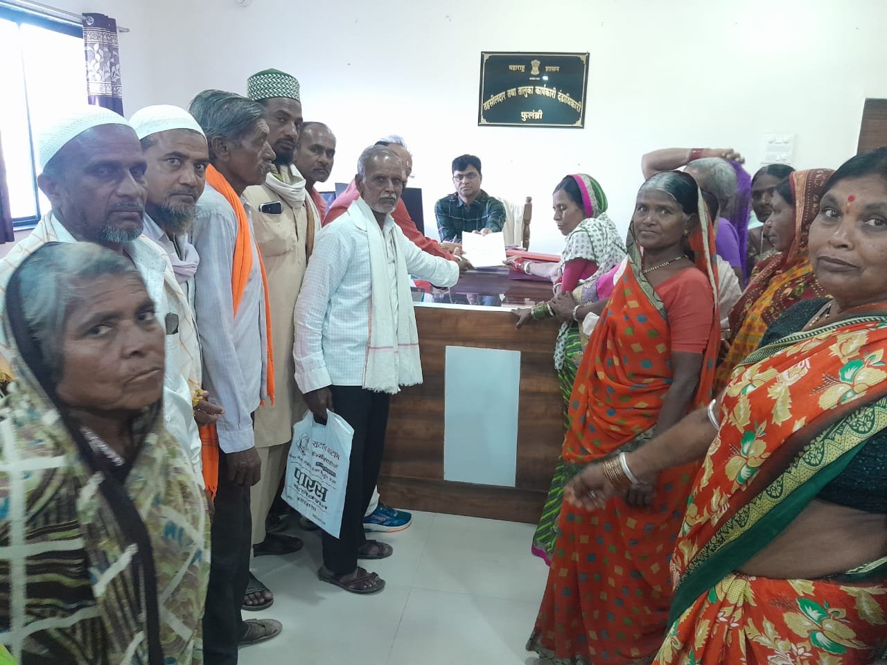 त्या गायरान जमिनीवरील सौर उर्जा प्रकल्प रद्द करा अन्यथा करणार सामुदाहिक आत्मदहन