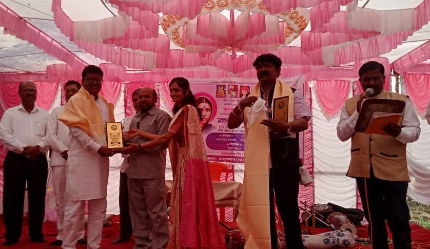 जीवन सहारा बहुउद्देशीय संस्था भीमनगरच्या वतीने पत्रकार लक्ष्मण माघाडे यांना समाजभूषण जीवन गौरव पुरस्काराने सन्मानित