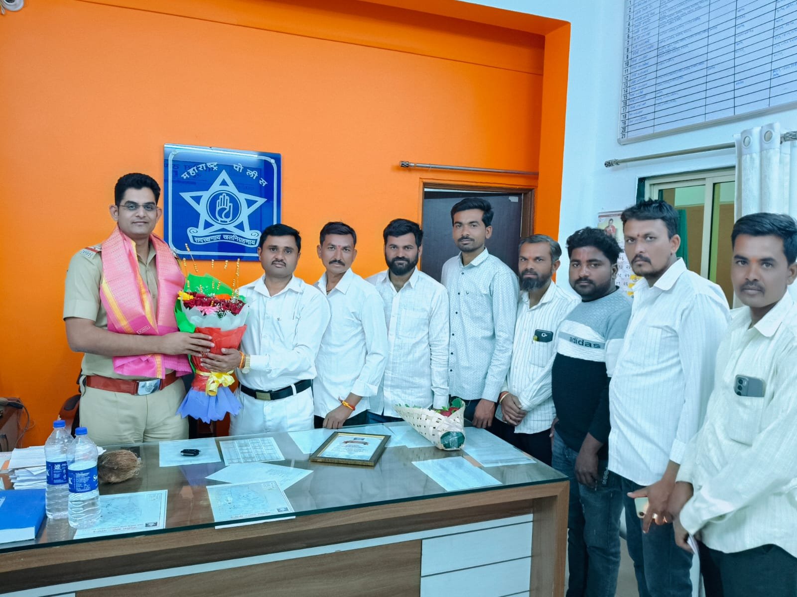 गजानंद बोहरा यांच्या हस्ते कर्तव्यदक्ष पोलीस अधिकारी रोडगे साहेबांचा सत्कार