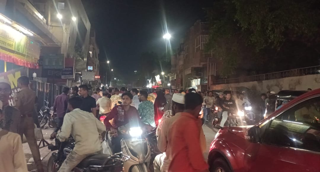 रस्त्यावर अवैध पार्किंगमुळे वाहतूक कोंडी; नागरिकांना मनस्ताप