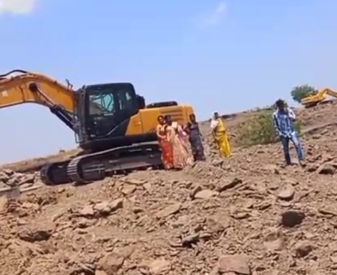 जमिनीवरील हक्कासाठी आवाज उठवणाऱ्या दलित महिलेस भूमाफियांकडून जीवे मारण्याची धमकी !