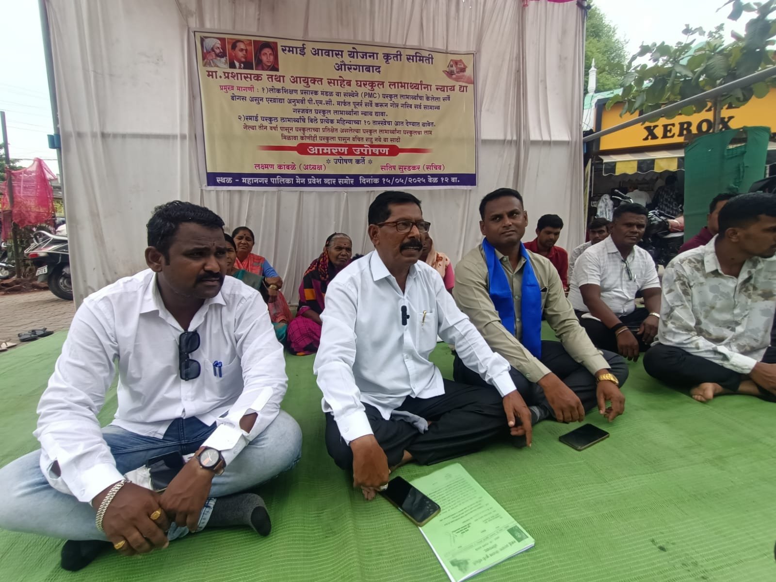 महापालिकेसमोर साई आवास योजना कृती समितीचं आमरण उपोषण सुरू – घरकुल योजनेत महिला लाभार्थ्यांचा समावेश करण्याची मागणी !