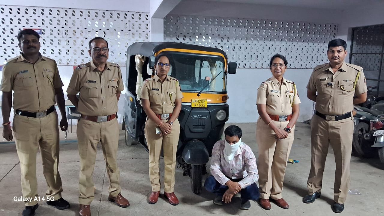 स्टेशन चौकात महिला अधिकाऱ्याला शिवीगाळ, धमकी आणि मारहाण — रिक्षाचालकाविरुद्ध गुन्हा दाखल!