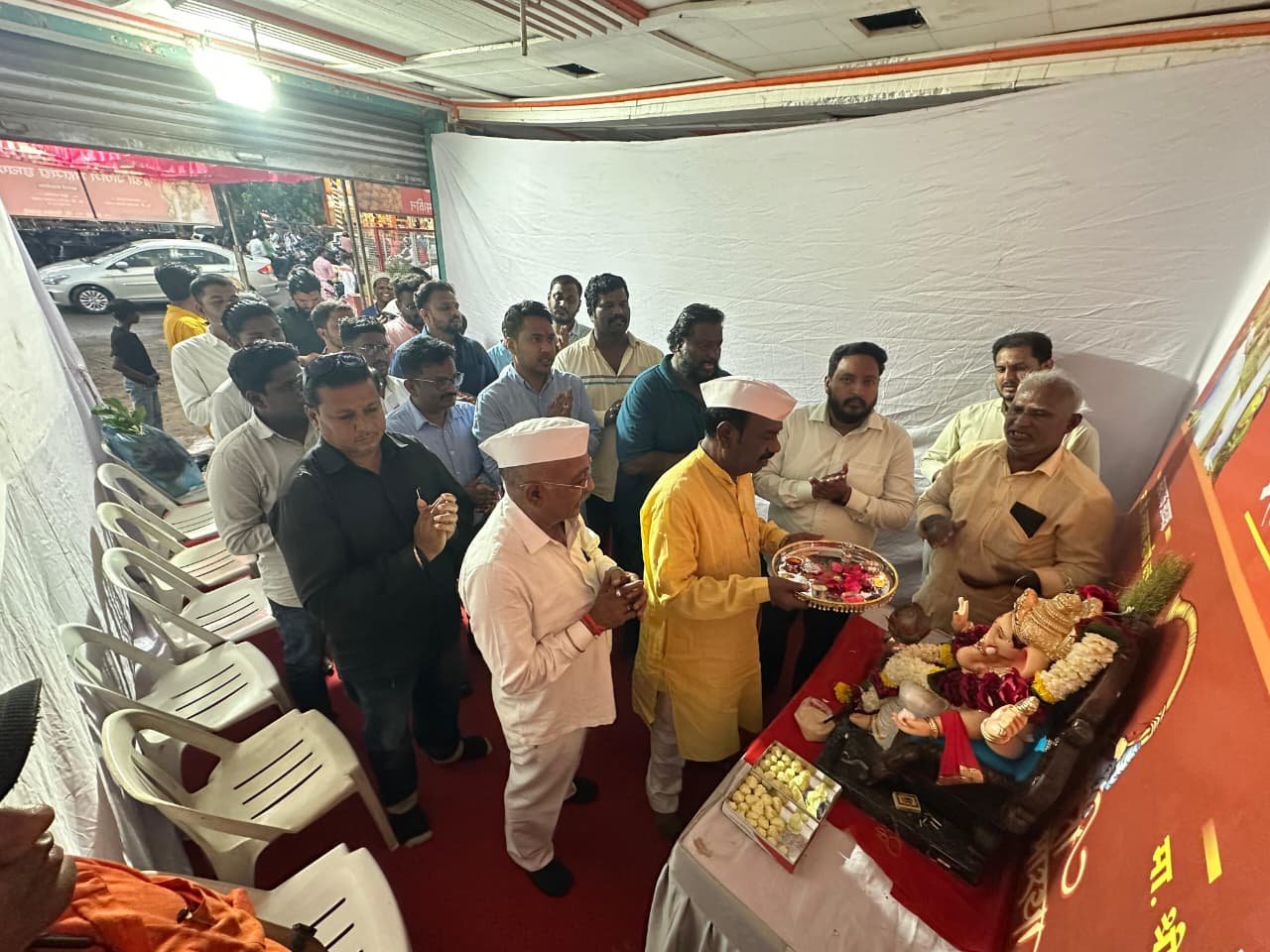 माजी महापौर अशोक सायन्ना यांच्या हस्ते छावणी श्री गणेश महासंघाच्या “श्री”चीं प्राणप्रतिष्ठापना